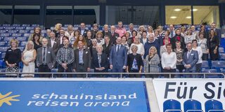Oberbürgermeister Sören Link, Personalamtsleiter Ralph Cervik und Diana Drochner, Vorsitzende des Gesamtpersonalrats gratulierten 88 Kolleginnen und Kollegen zum 40-jährigen Dienstjubiläum  bei der Stadt Duisburg in der Business-lounge der Schauinsland-Reisen-Arena.