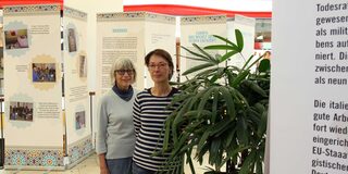 Karin Nuscheler und Stephanie Aholt von der Duisburger Gruppe von Amnesty International in der Ausstellung in der Königsgalerie