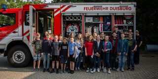 Eine der insgesamt fünf Schulklassen, die bei der Freiwilligen  Feuerwehr zu Gast waren (Foto: Feuerwehr Duisburg/Karsten Ophardt)