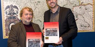 Dr. Kai Thomas Platz, Stadtarchäologe, und Andree Haack, Dezernent für Wirtschaft, stellen den neuen Band vor (Fotocredits: Uwe Köppen / Stadt Duisburg)