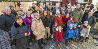 Oberbürgermeister Sören Link mit den ehrenamtlich Aktiven und den Kindern der Städtischen Kindertageseinrichtung Templerstraße.