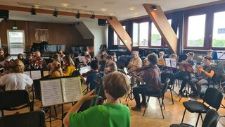 Die Ensembles „Mini-Strings“ und „Mini-Jazz“ proben gemeinsam während der Ensemblewochen der MKS Duisburg