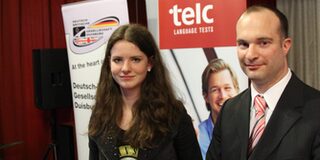 „Gesamtsiegerin“ Inka Schmicker vom Steinbart-Gymnasium mit Dr. Christian Streif von telc