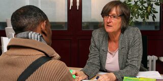 VHS-Fachbereichsleiterin Barbara Aldag nimmt Anmeldungen zu den Deutschkursen für Asylbewerber entgegen