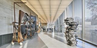 Blick in die Glashalle des Lehmbruck Museums
