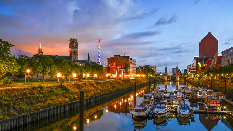 Christopher Street Day bunter Stadtwerketurm im Hintergrund