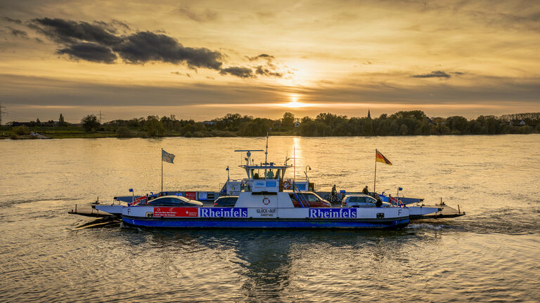 Fähre Walsum im Abendlicht