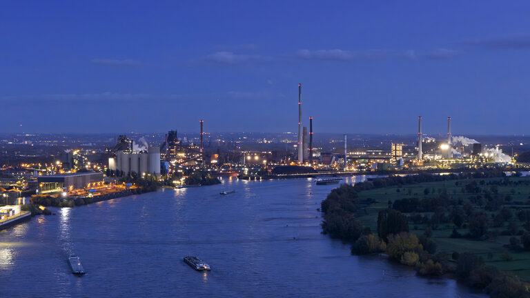Rhein bei Nacht bei Walsum und mit thyssenkrupp steel
