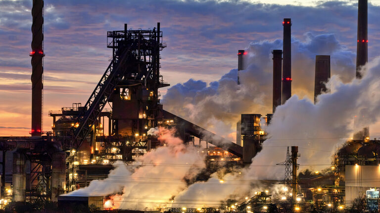 THYSSENKRUPP STEEL Industrie-Panorama mit rauchenden Schloten