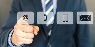 Mann drückt auf Kontakticon