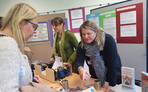 Zwei Erzieherinnen erklären ein Gerät