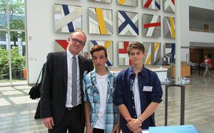 Oberbürgermeister Link mit zwei Schülern