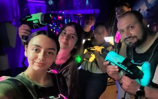 eine Gruppe im Lasertag-Raum