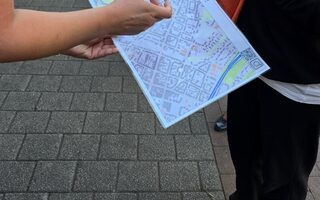 Mädchen zeigt Stadtplan