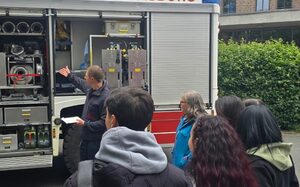 Menschen vor einem Feuerwehrauto