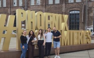 Vorbilder vor dem Schriftzug Phoenix des Lumières in Dortmund
