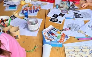 Bastelarbeiten an einem Tisch