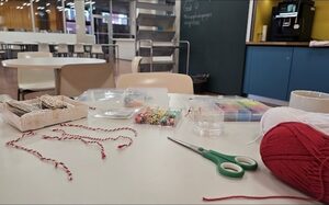 Bänder auf einem Tisch