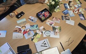 Tisch mit Postkarten