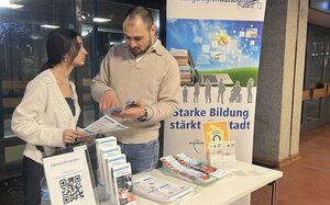 Zwei Vorbilder an einem Infostand