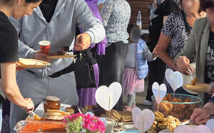 Menschen an einem Buffet