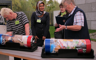 Frauen betrachten große Batterien