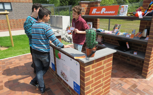 Schüler in einem Laden