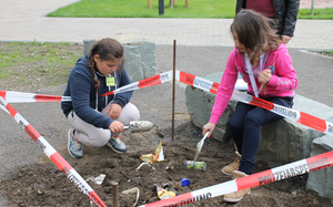 Mädchen untersuchen Müll