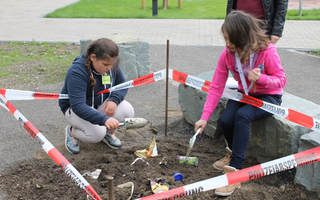 Mädchen untersuchen Müll
