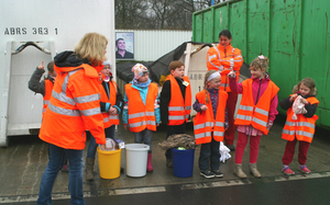 Kinder in Warnwesten