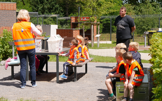 Kinder spielen ein Sortierspiel