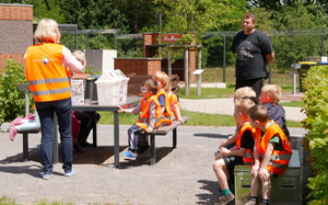 Kinder spielen ein Sortierspiel