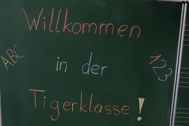Tafel mit der Aufschrift "Willkommen in der Tigerklasse