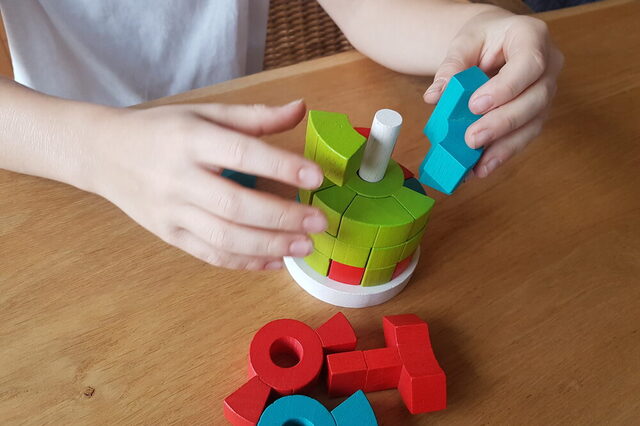 Ein Kind puzzelt