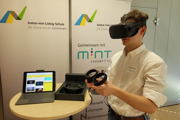 Mensch trägt eine VR-Brille