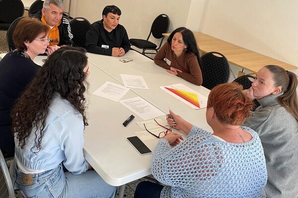 Gruppe an einem Tisch