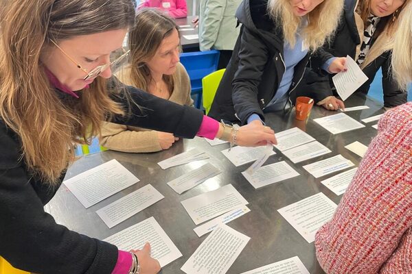 Menschen arbeiten zusammen