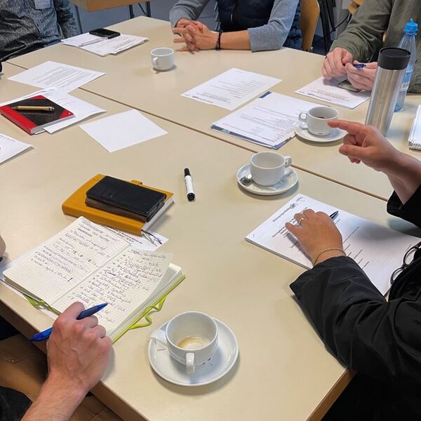 Menschen diskutieren an einem Tisch