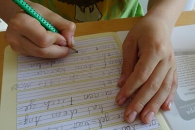 Kind macht Hausaufgaben