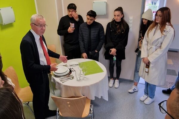 Ein Mann erklärt etwas