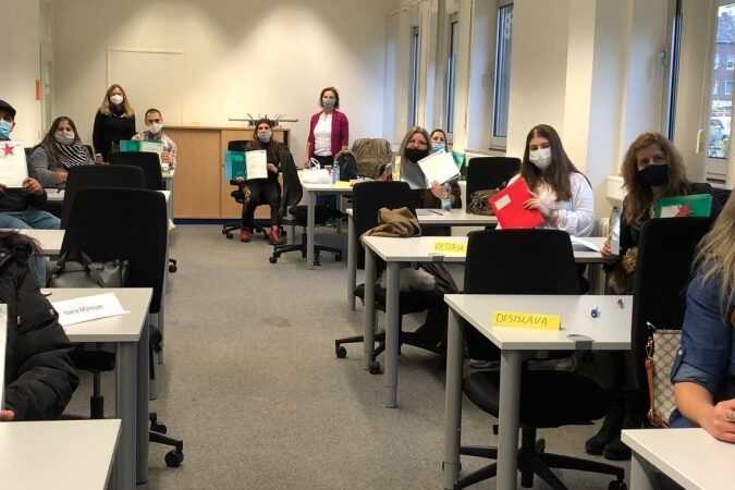 Die Teilnehmerinnen und Teilnehmer präsentieren ihre Zertifikate.