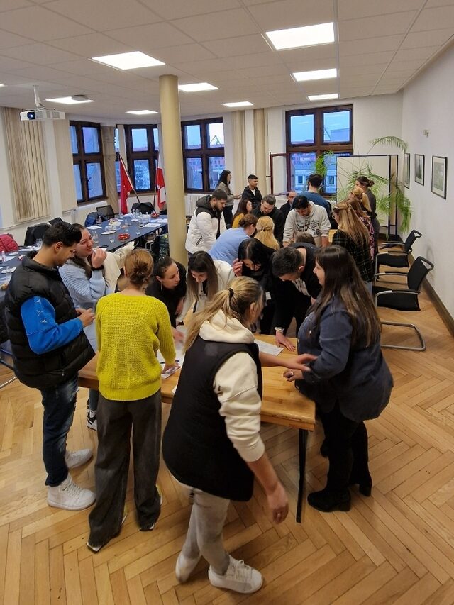 Austausch an einem Tisch