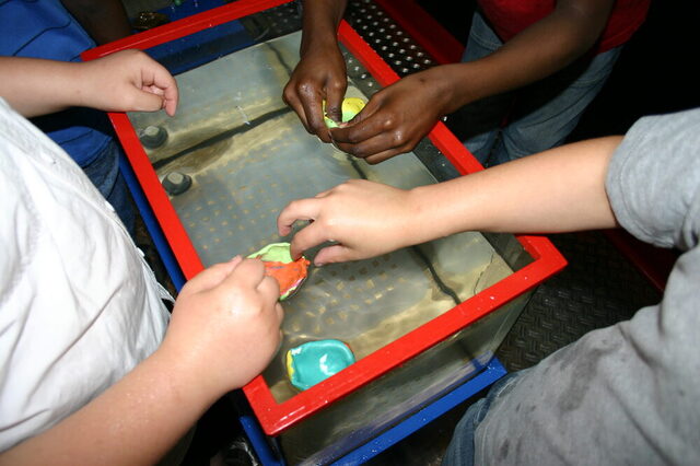 Kinder spielen mit keinen Booten.