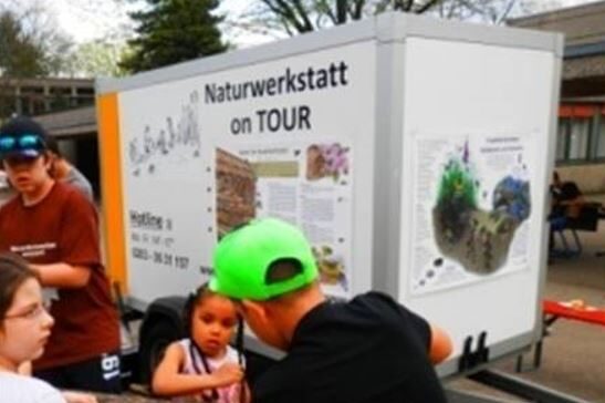 Kinder vor dem Anhänger der Naturwerkstatt