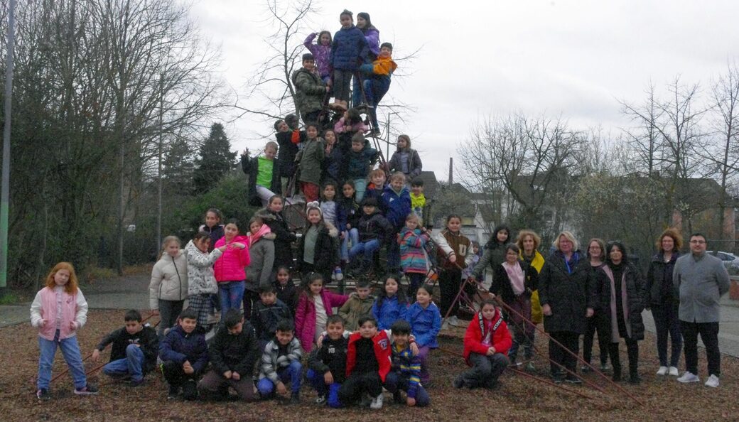 Kindergruppe auf einem Spielplatz