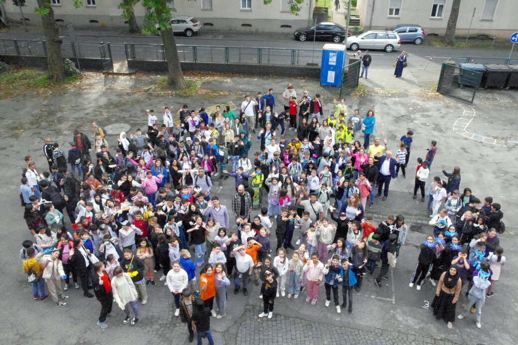 Gruppe winkt in die Kamera