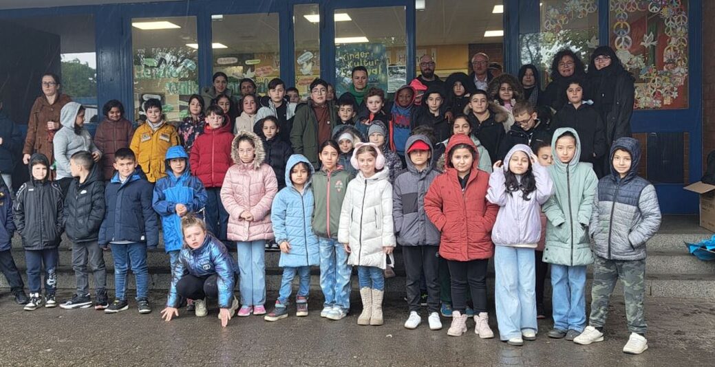Kindergruppe vor einer Schule
