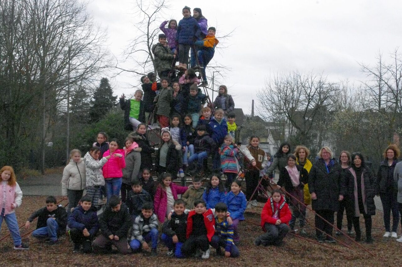 Kindergruppe auf einem Spielplatz