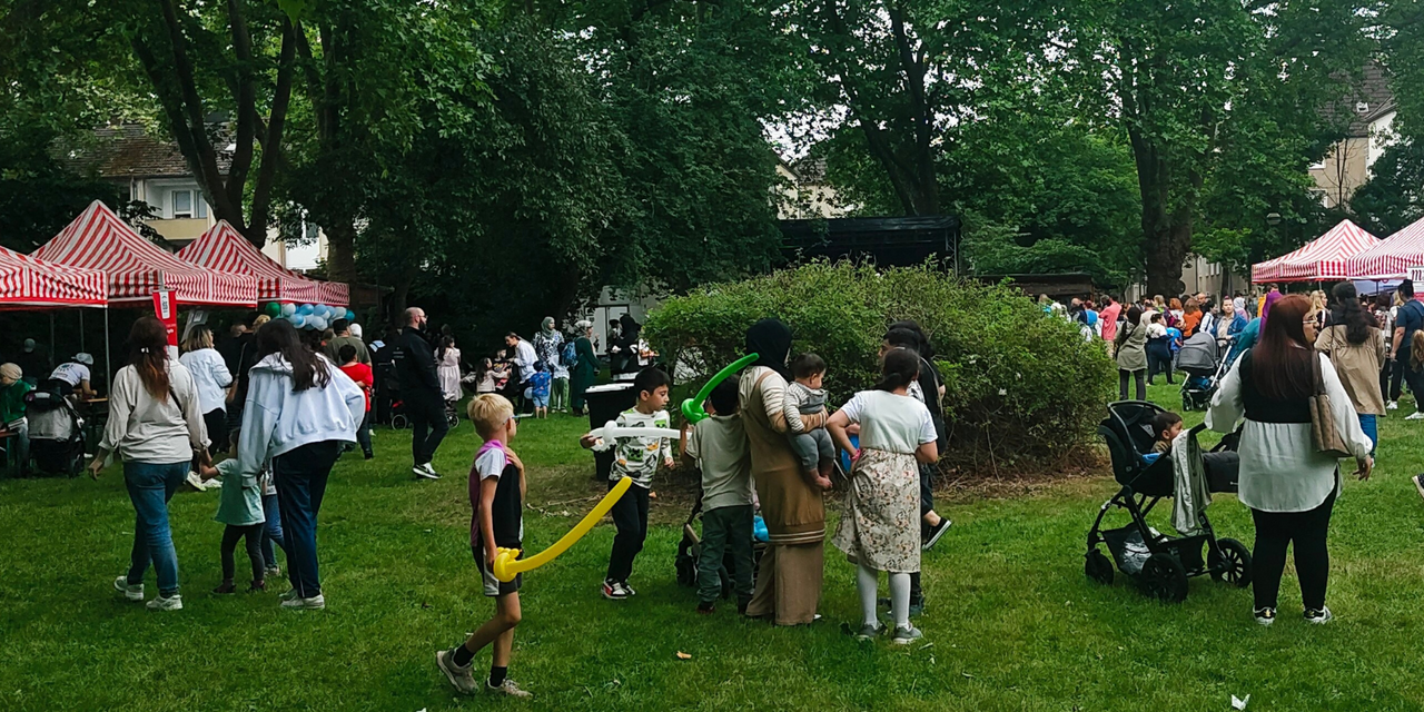 Besucher*innen des Festes