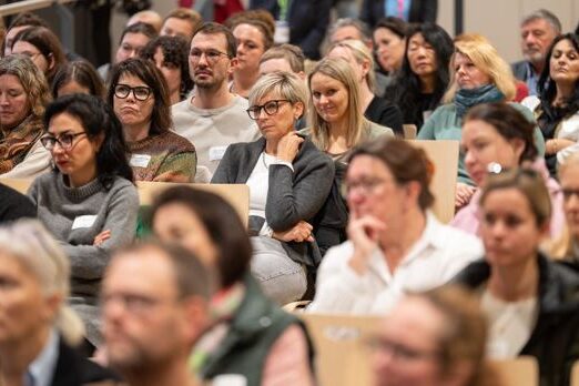 Die beiden Rednerinnen und das Publikum